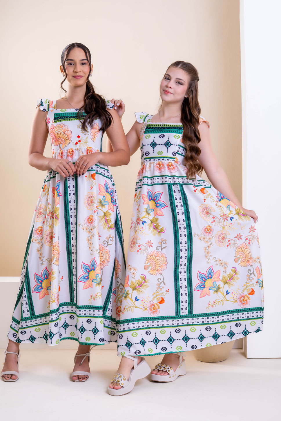 Vestido Juvenil Longo Estampado Floral Verde e Branco Estilo Boho Teen
