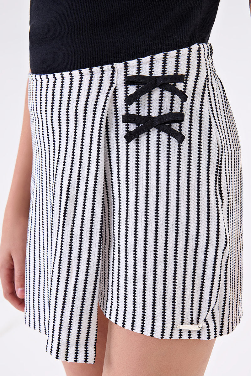 Conjunto blusa ribana canelada e short saia em malha croche listrada