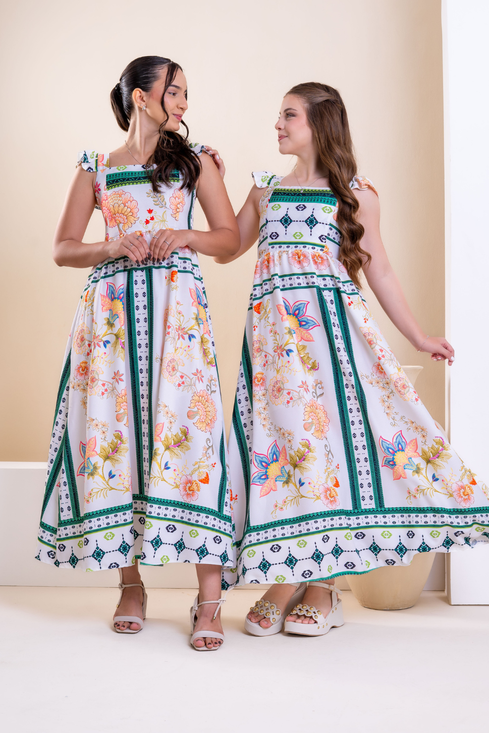 Vestido Juvenil Longo Estampado Floral Verde e Branco Estilo Boho Teen