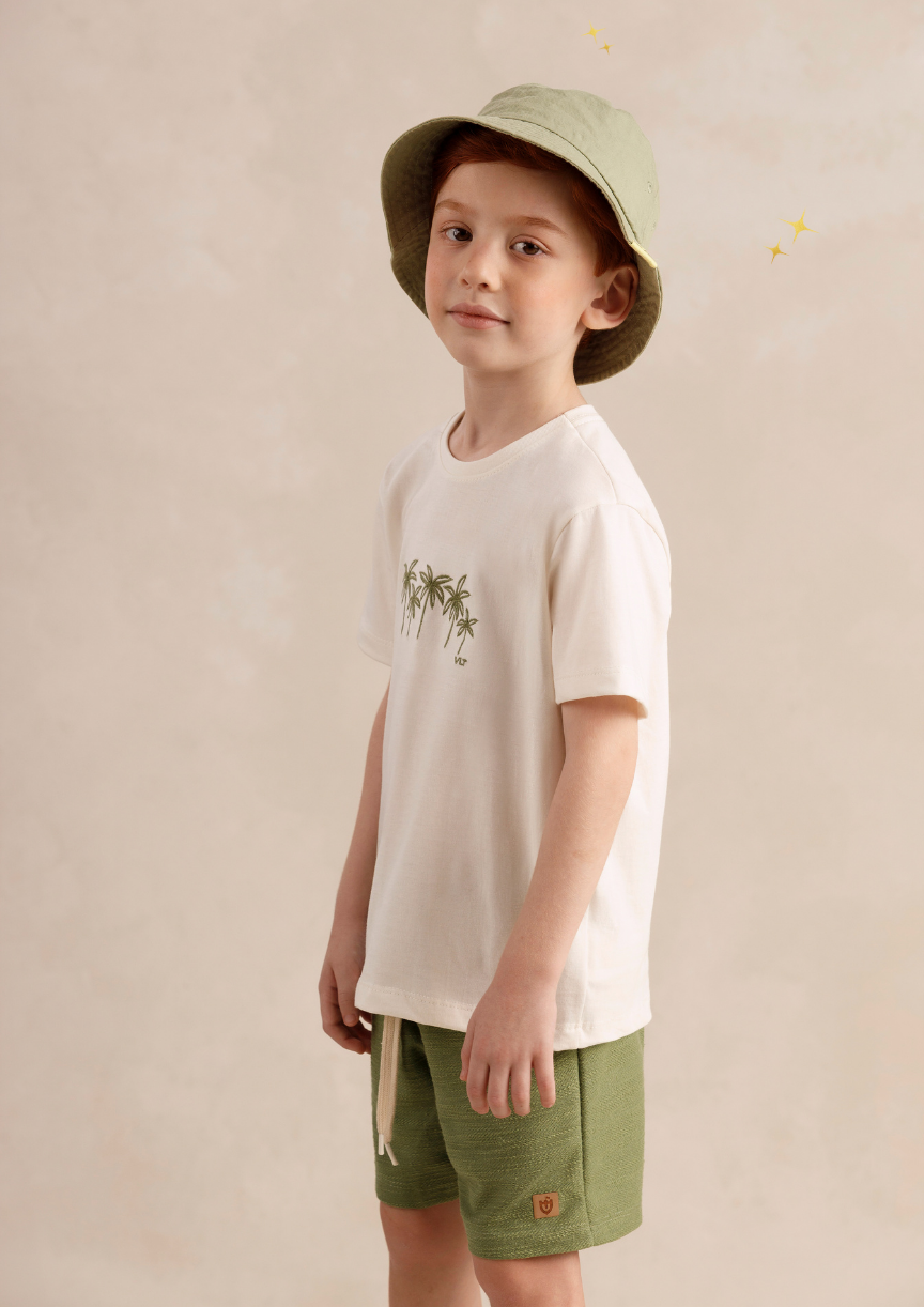Detalhe do bordado delicado no peito da camiseta de algodão infantil masculina.