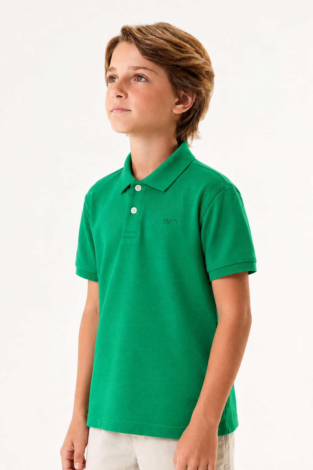 Garoto vestindo camisa polo verde casual e elegante para passeios e festas infantis.