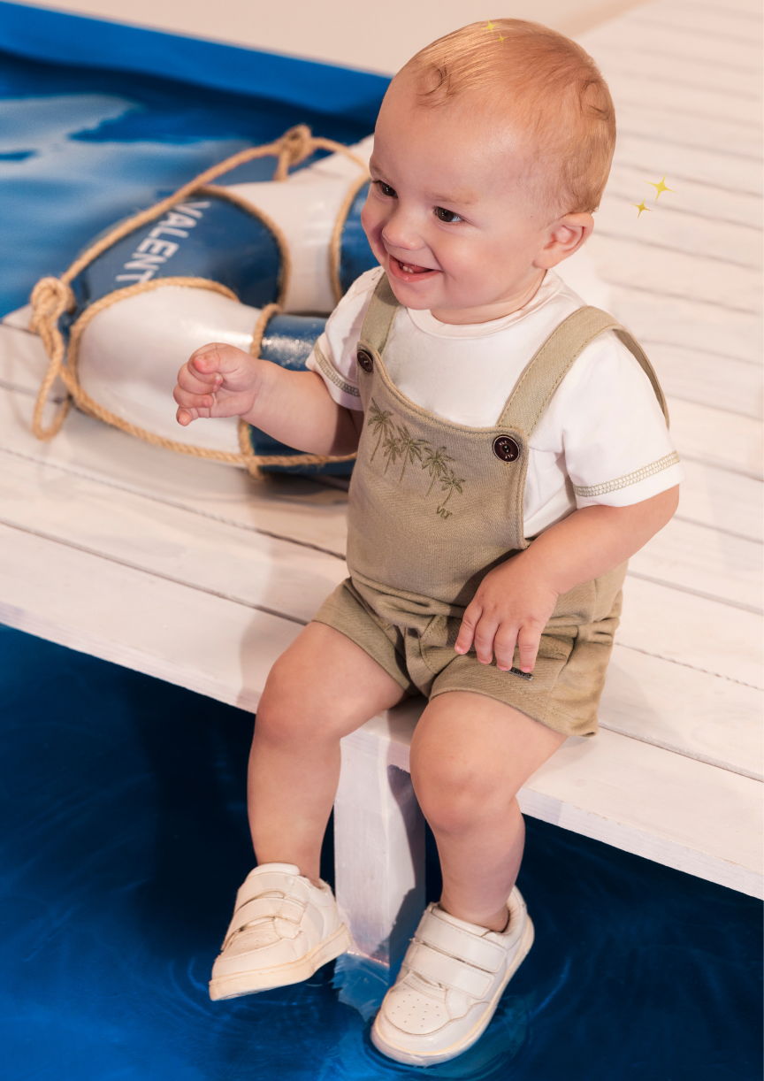 Jardineira bordada para bebê menino de duas peças com acabamento elegante na Lúdica Moda Infantil.