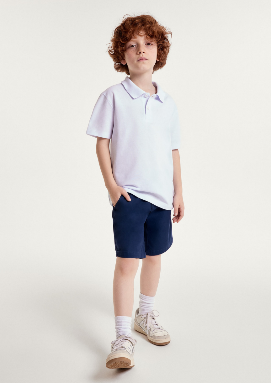 Camisa polo de menino branca em tecido canelado ribana confortável e flexível.