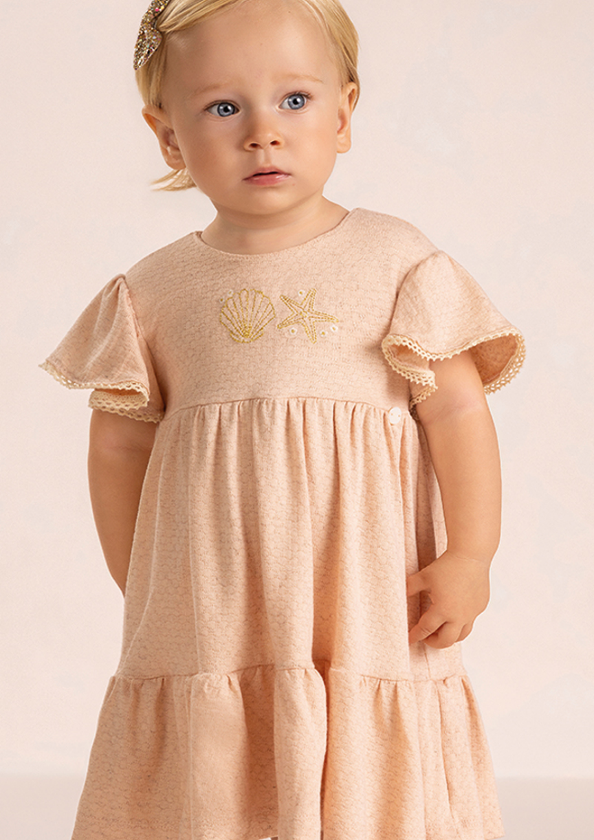 Vestido baby salmão com bordado delicado e tecido macio na Lúdica Moda Infantil.
