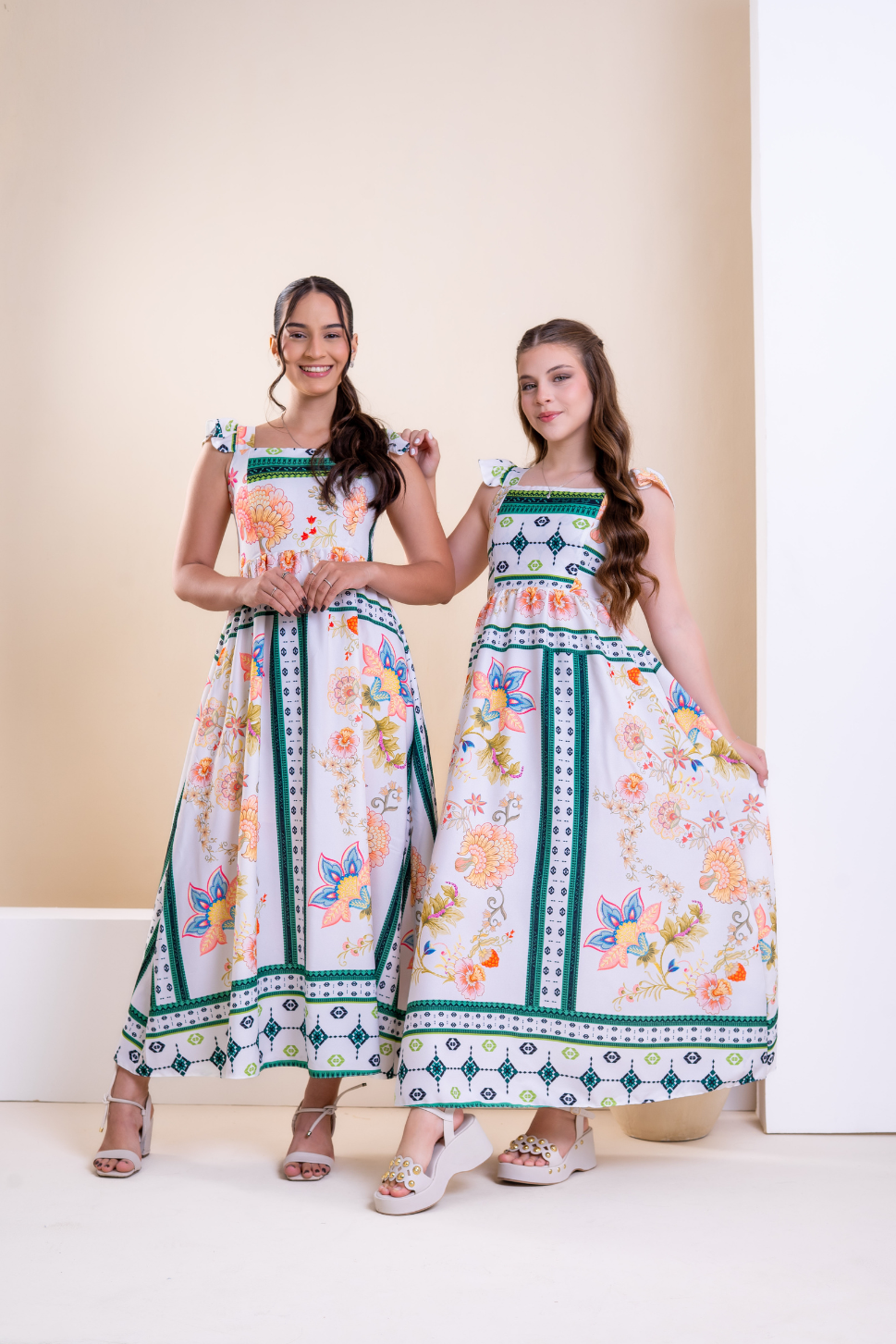 Vestido Juvenil Longo Estampado Floral Verde e Branco Estilo Boho Teen