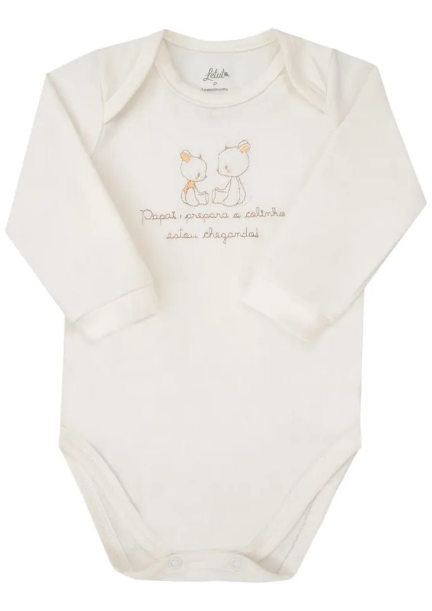 Detalhe da frase bordada de surpresa de gravidez para o pai em body infantil Letut.