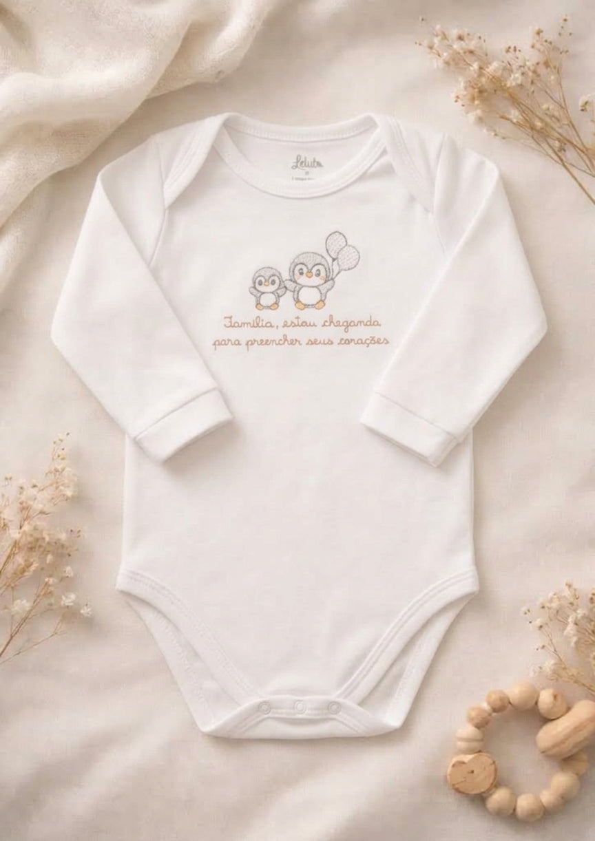Body de bebê unissex off-white com bordado 'Querida família, tem bebê a caminho' da marca Letut na Lúdica Moda Infantil.