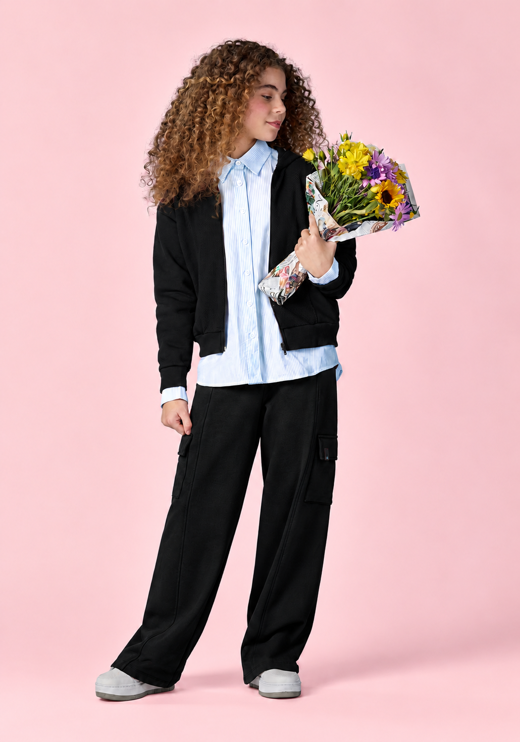 Calça moletom cargo preta infantil e juvenil feminina com bolsos laterais na Lúdica Moda Infantil.