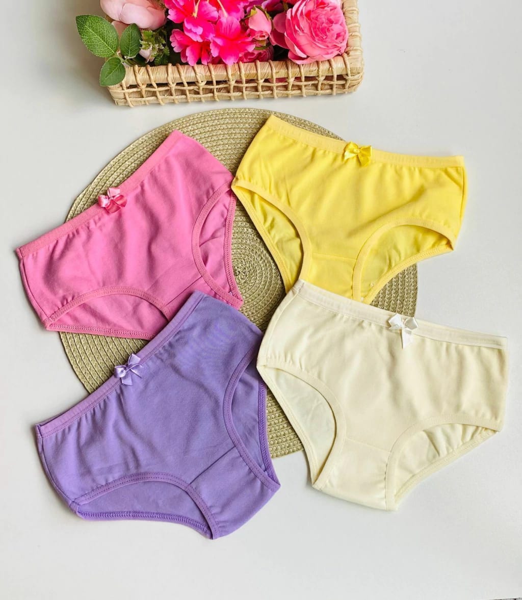 Kit com 4 calcinhas infantis tradicionais em algodão macio para meninas