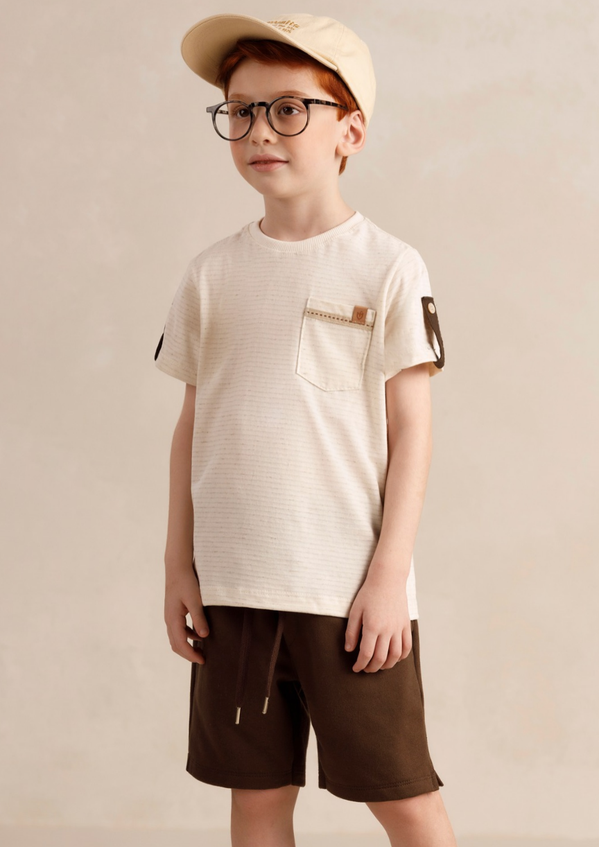 Conjunto infantil masculino de verão Valent com camiseta e bermuda na cor cacau da Lúdica Moda Infantil.