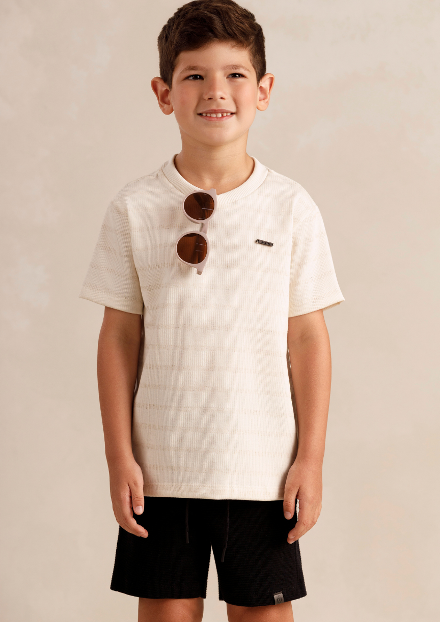 Detalhe da textura moderna e do tecido da camiseta infantil masculina da marca Valent.