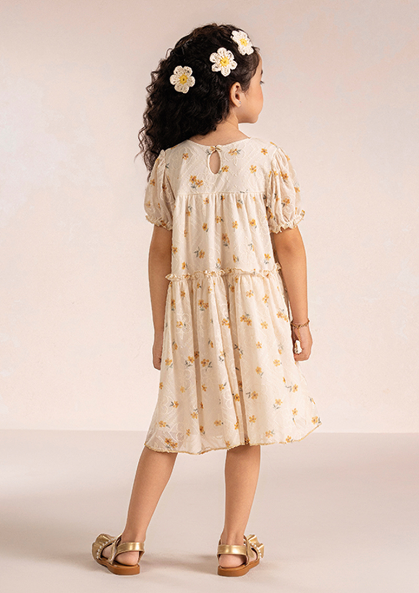 Costas do vestido infantil areia em tule diamante com fechamento delicado e forro em algodão.