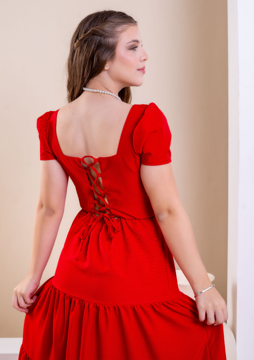 Detalhe das camadas e caimento fluido do vestido longo estilo camponesa para meninas.