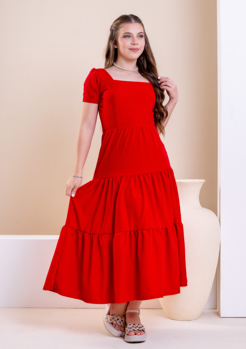 menina usando vestido vermelho longo para natal 