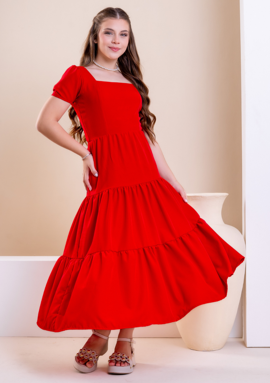 Vestido camponesa longo juvenil vermelho com saia em camadas e decote quadrado.