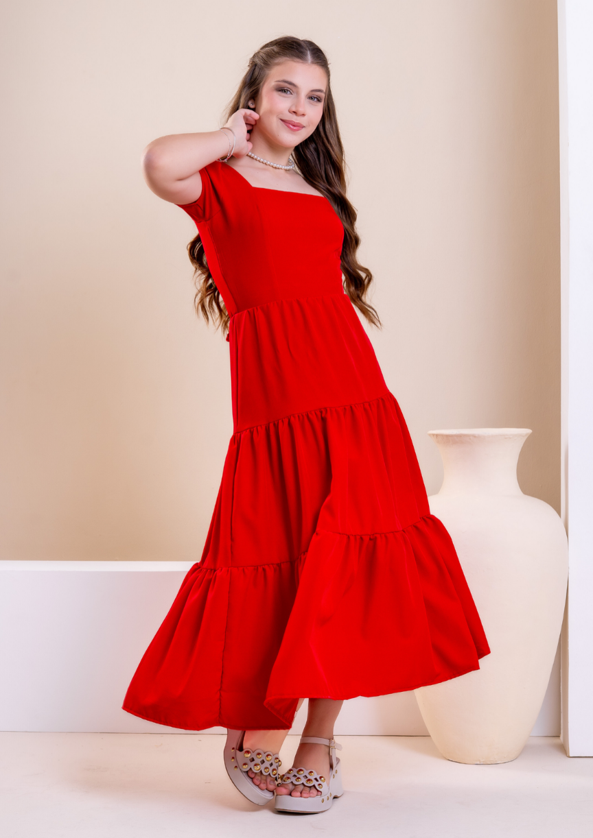 Vestido vermelho com decote quadrado e nas mangas curtas do vestido longo teen vermelho.