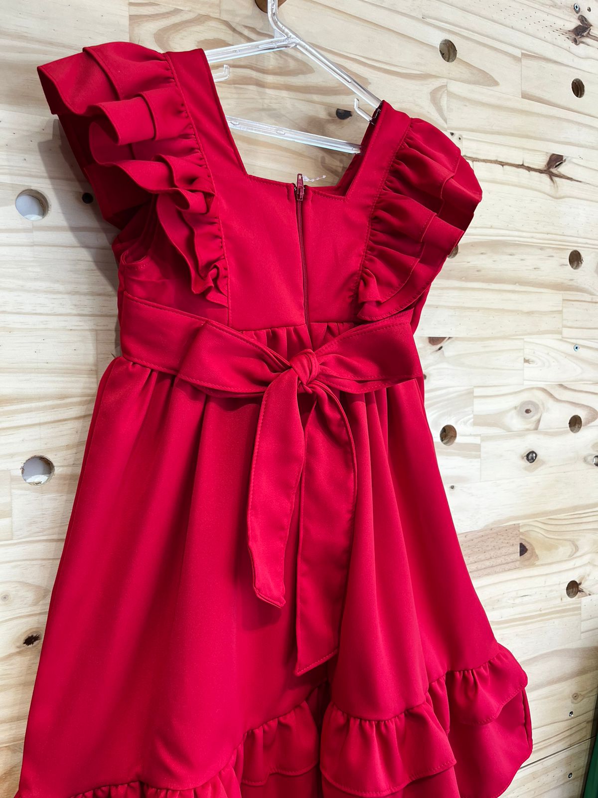 foto do vestido infantil vermelho luxo mostrando o acabamento e fechamento da parte traseira 