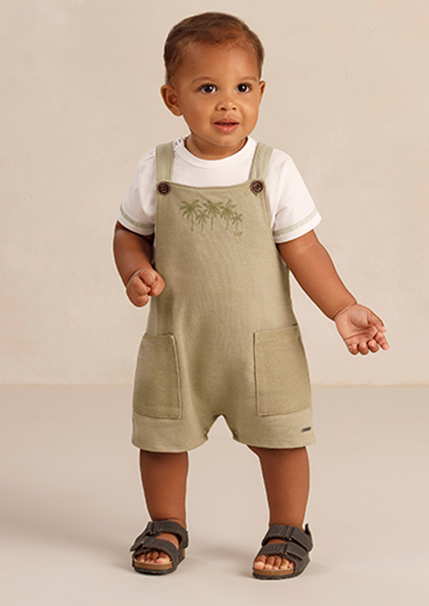 Detalhe do bordado exclusivo e dos botões da jardineira infantil masculina.