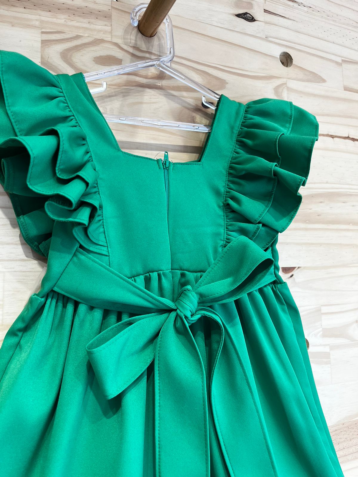 imagem acabamento tecido do vestido verde infantil luxuoso 