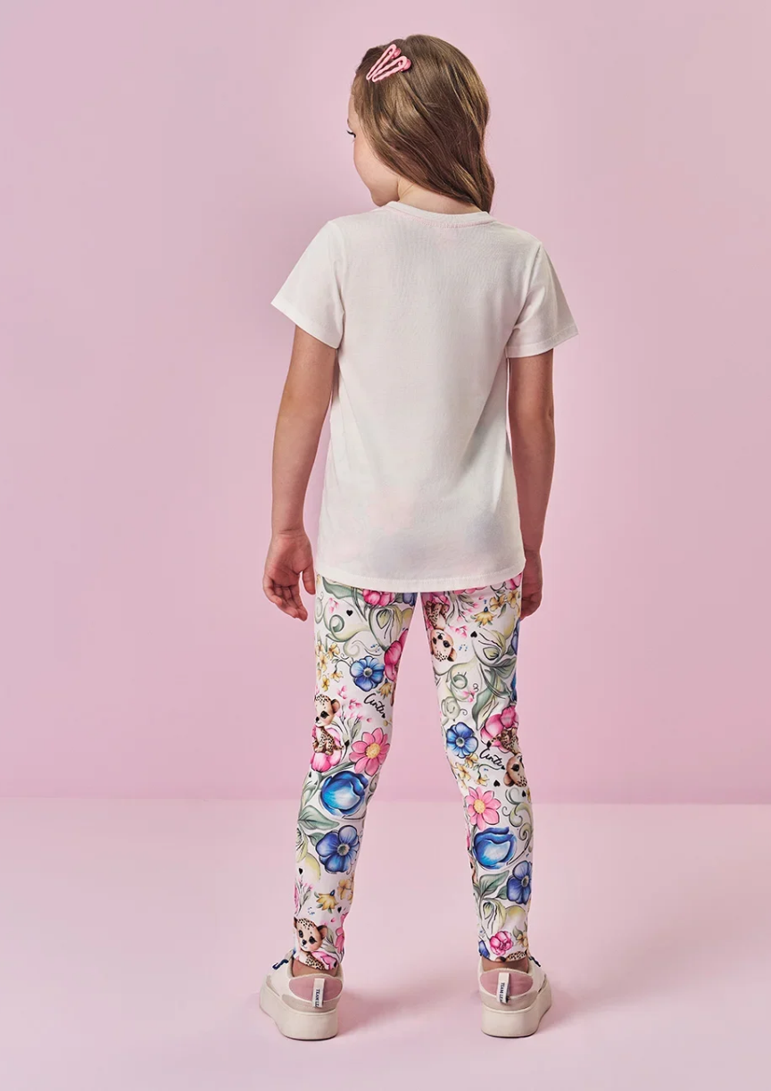 Detalhe da estampa floral colorida em tons de rosa e azul com ilustração de chita na legging Cinti