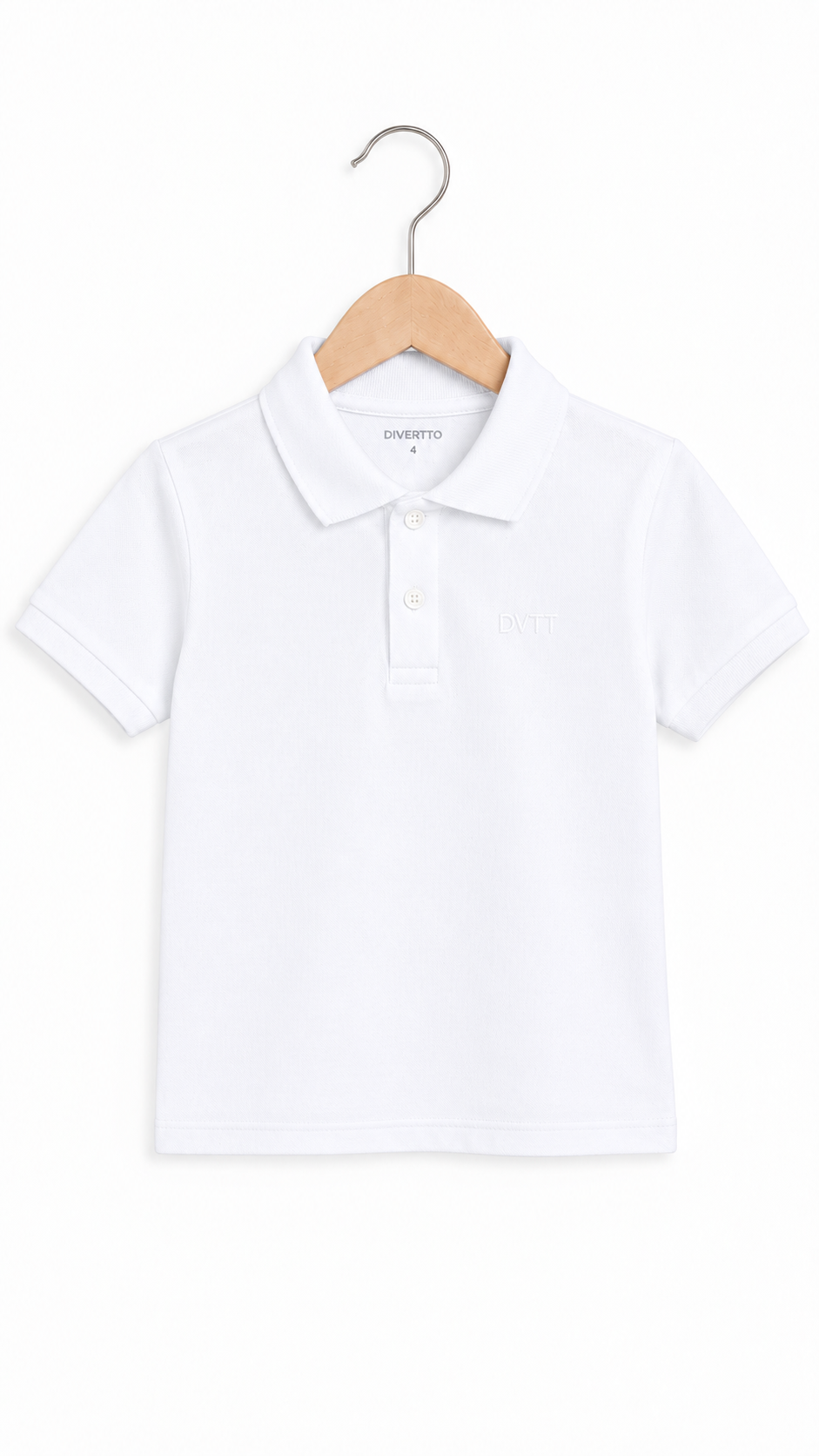 Detalhe da gola e dos botões da camisa polo branca infantil para meninos.