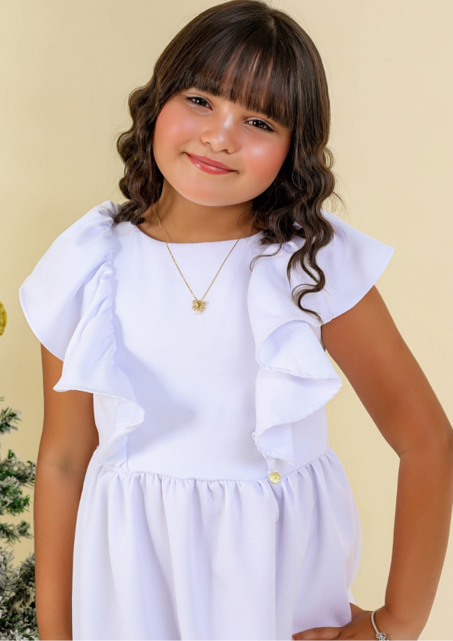 Menina sorrindo usando vestido branco rodado para festas, formaturas e Réveillon.
