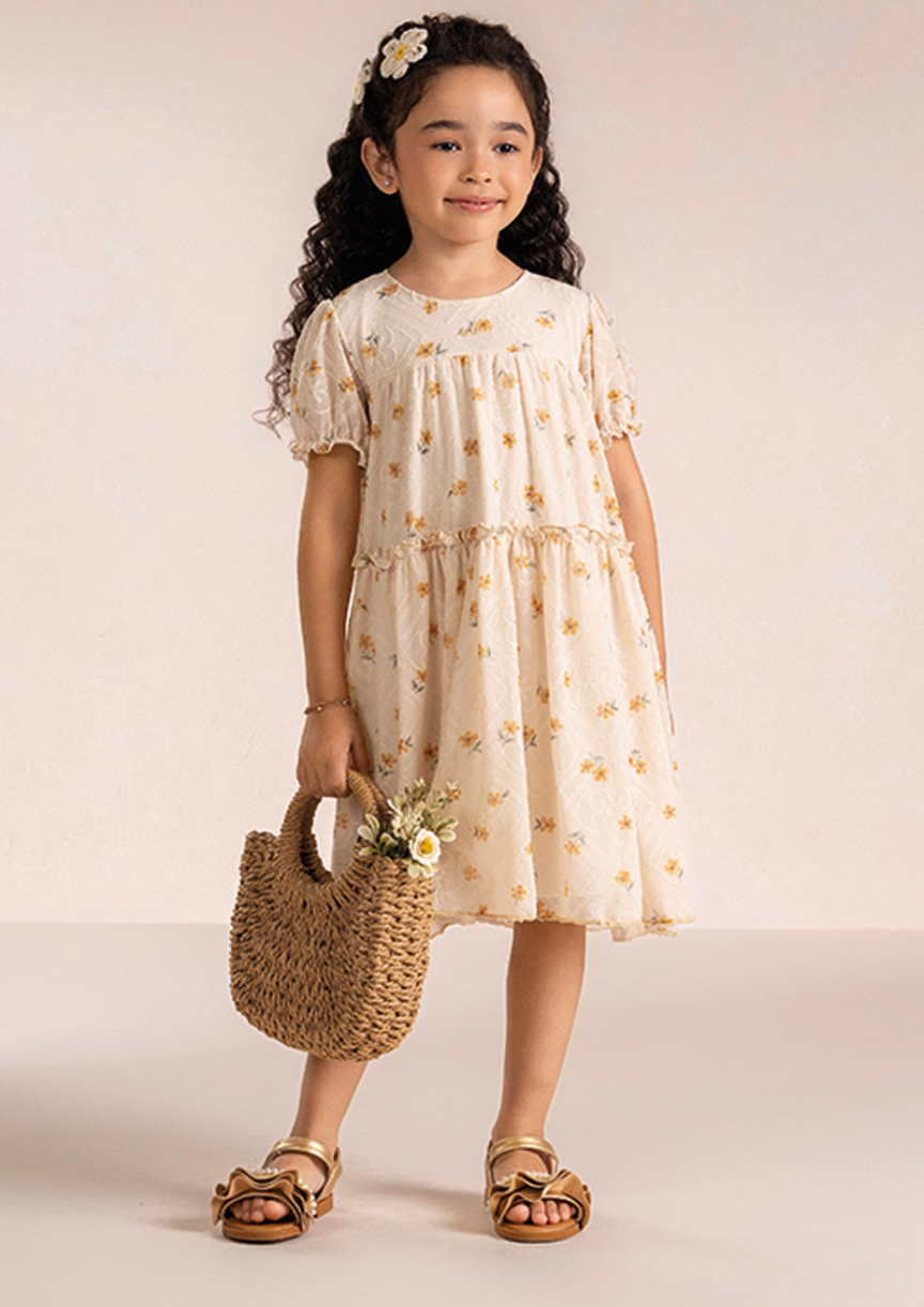 Vestido infantil de festa areia em tule diamante amarelo com bordado floral da Lúdica Moda Infantil.