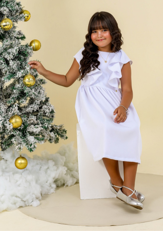 Detalhe da modelagem e alças confortáveis do vestido infantil branco para casamento.