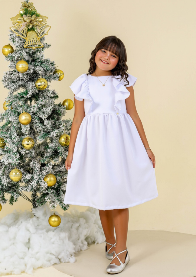 Vestido infantil branco de luxo para batizado com modelagem rodada e elegante.