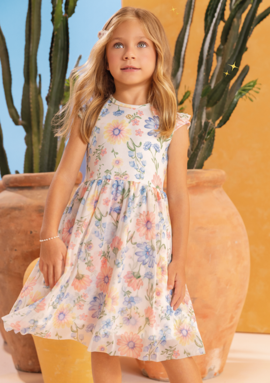 Vestido infantil de verão feminino estampado floral com sobreposição de tule leve na Lúdica Moda Infantil.