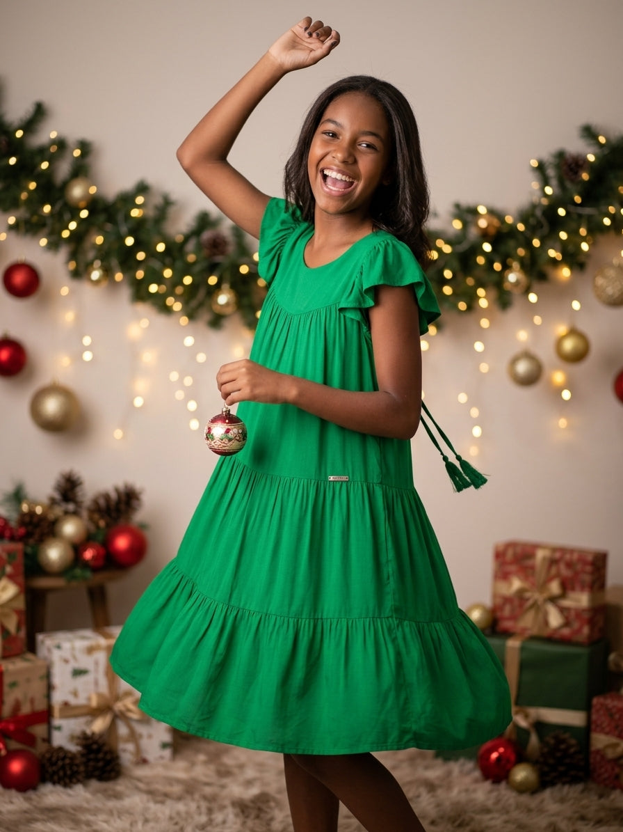 Vestido teen liso verde soltinho em viscose com mangas de babado para festas de Natal