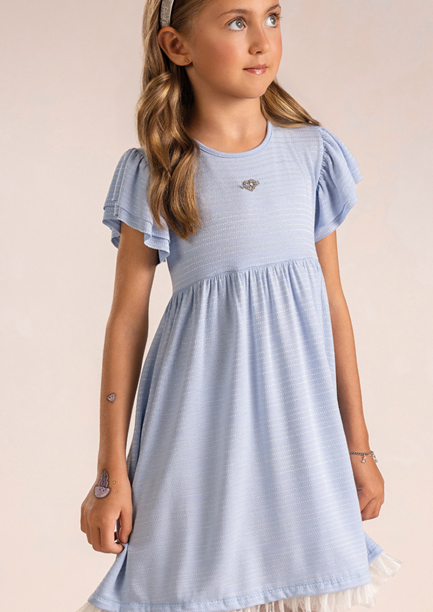 Menina vestindo vestido infantil confortável em malha confort ideal para crianças com sensibilidade tátil.