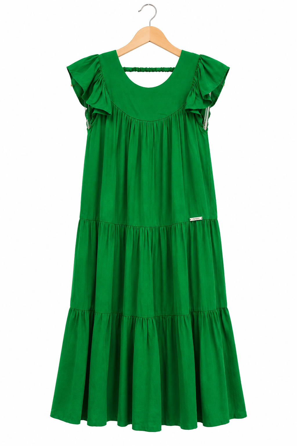 Close nas mangas com babados e no caimento fluido do vestido verde em viscose