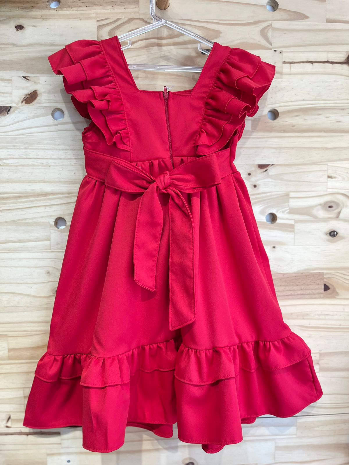 Vista traseira do vestido infantil vermelho luxo mostrando o acabamento e fechamento.